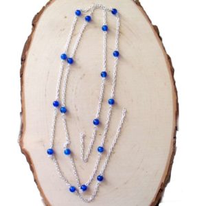 chaîne argentée garnie de perles bleues