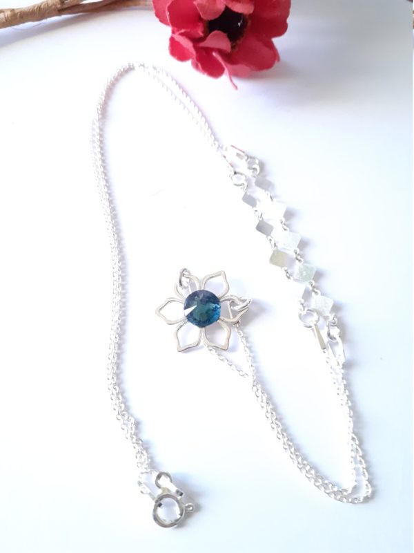 Collier pour femme fleur bleue en argent 925 rhodié, style minimaliste